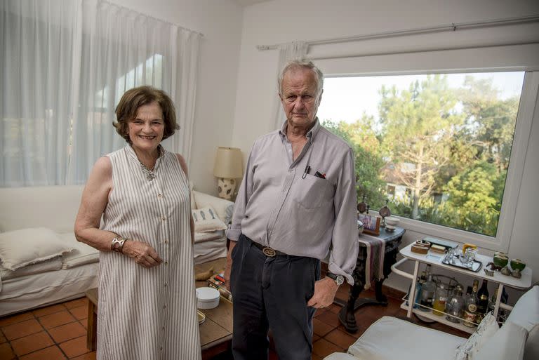 Elsa y Jorge Shaw, dos de los nietos de Jorge Bunge, que están al frente de Pinamar SA.; posan en la casa que construyó Bunge y en la que vivió