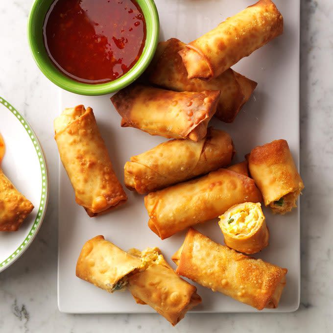 Crispy Sriracha Spring Rolls Exps Thca17 196774 C11 01 1b 2