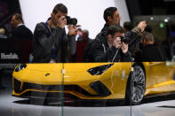 <p>Visitantes sacan fotos en el stand del fabricante italiano Lamborghini durante la jornada de puertas abiertas en la edición 87 del Salón Internacional del Automóvil de Ginebra, Suiza, el 8 de marzo de 2017.<br> La mayor exposición de coches arrancó en Ginebra apuntando sus focos a vehículos de lujo y de otros estilos, pero el escándalo sigue flotando sobre la industria (Créditos de la imagen: FABRICE COFFRINI / AFP / Getty Images). </p>