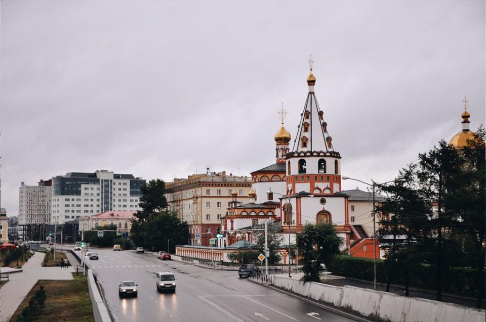 <sup>伊爾庫茨克（Irkutsk）是鐵路上離貝加爾湖最近的城市，號稱「西伯利亞的巴黎」，不少遊客也會在伊爾庫茨克下車並停留數天，經此地前往貝加爾湖。</sup>