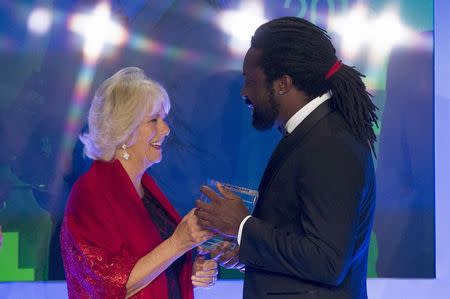 Marlon James, winning author or "A Brief History of Severn Killings" collects his award from Britain's Camilla, Duchess of Cornwall at the ceremony for the Man Booker Prize for Fiction 2015 in London, Britain October 13, 2015. REUTERS/Neil Hall