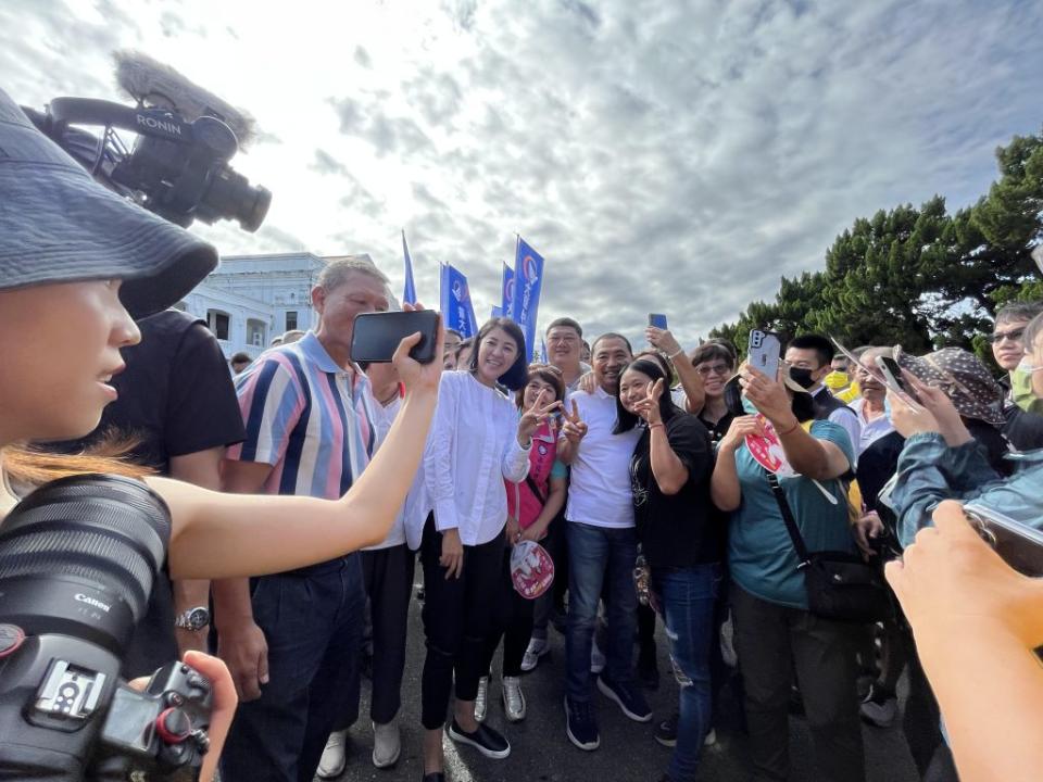 國民黨總統參選人侯友宜參加全國萬人健大會師開心鳴笛，民眾熱情爭相搶和侯合照。（記者張瑞惠攝）