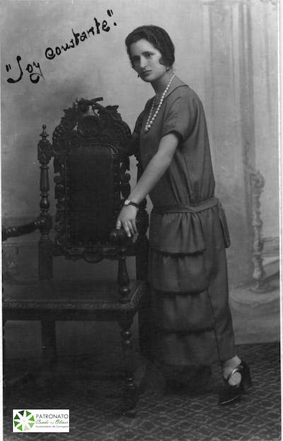 Retrato de estudio de Carmen Conde (Haro Hermanos, fotógrafos, Cartagena, 1924). Dedicatoria al dorso para Joaquina Mercader, fechada el 16 mayo 1924. Manuscrito: Soy constante. Fotografía del Patronato Carmen Conde-Antonio Oliver, Author provided