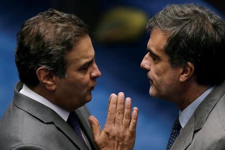 Brazil's Senator Aecio Neves (L) speaks with Suspended Brazilian President Dilma Rousseff's attorney in the impeachment proceedings, Jose Eduardo Cardozo (R) during the final session of debate and voting on suspended President Dilma Rousseff's impeachment trial in Brasilia, Brazil August 26, 2016. REUTERS/Ueslei Marcelino