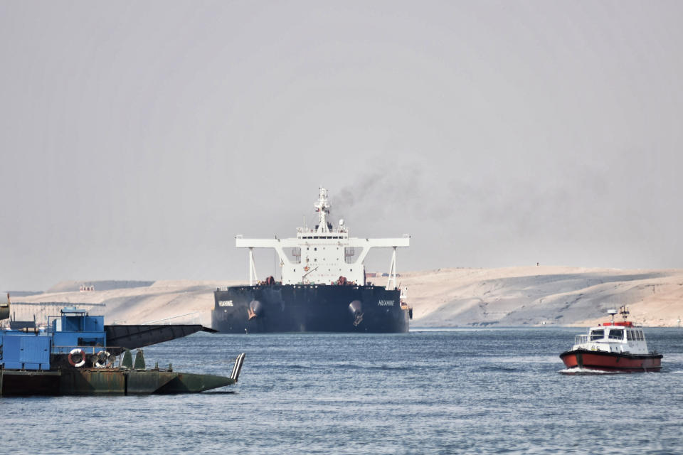 Schiffe fahren durch den Suezkanal (Bild: dpa)