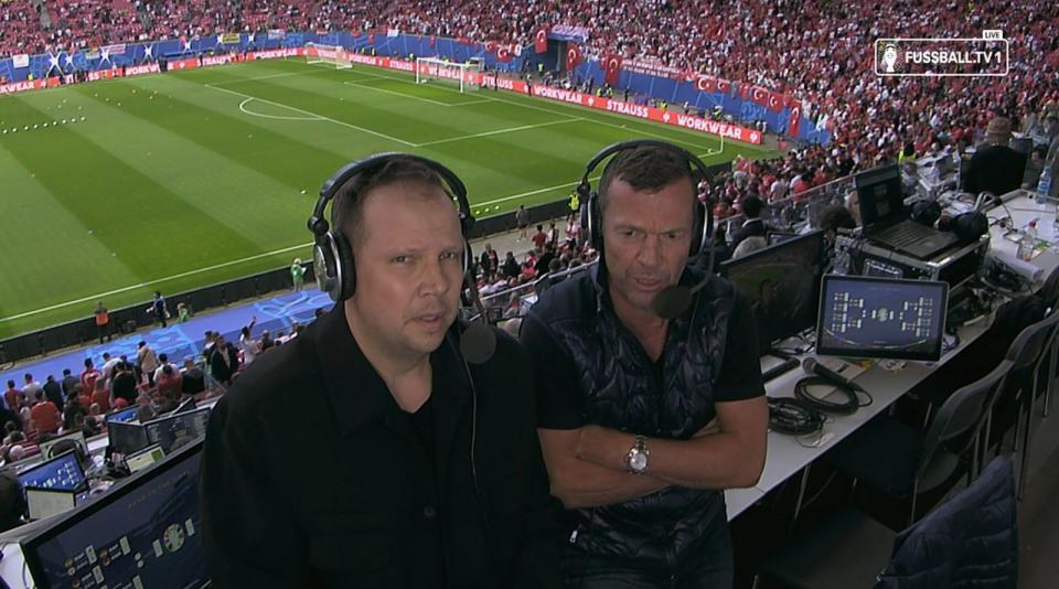 Wolf Fuss (links) und Lothar Matthäus kommentieren das Spiel für MagentaTV. (Bild: Magenta TV)