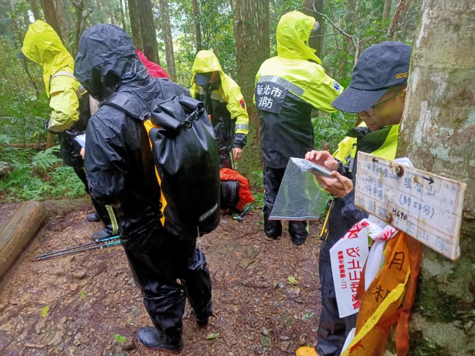 消防局、跑山獸、民間各界人士極力搜救。（圖／東森新聞）