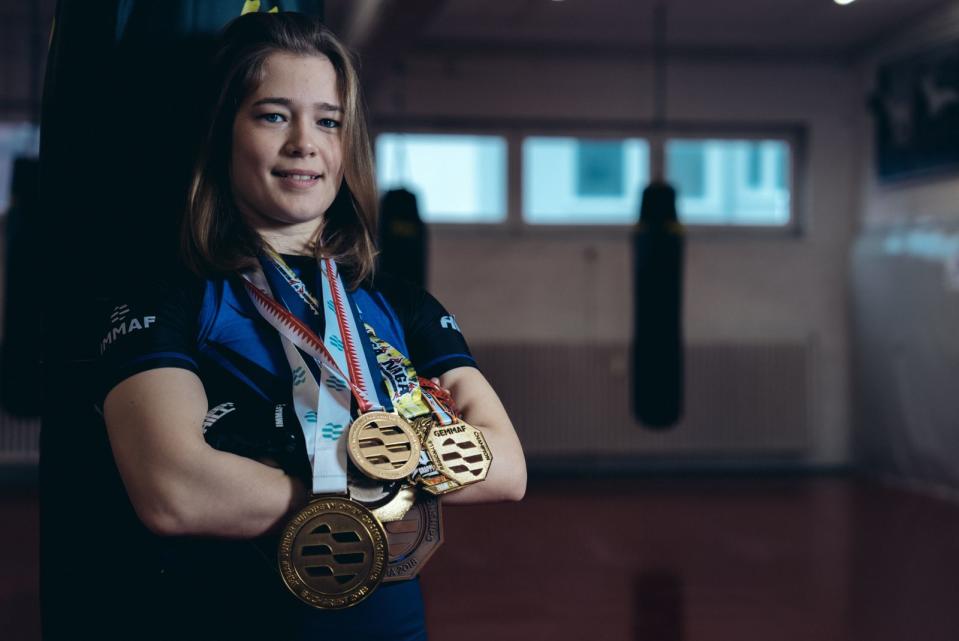 Die 24-jährige Anna Gaul hat das zweite Staatsexamen in Medizin und möchte Ärztin werden. Allerdings ist sie auch ehemalige Junioren-Welt- und Europameisterin im Amateur-MMA. Für welche Karriere wird sie sich entscheiden? (Bild: ZDF/Luka Ljubicic)