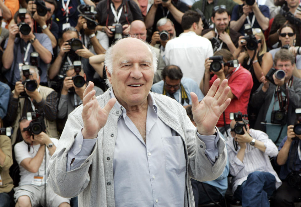 En esta foto del 16 de mayo de 2007, el actor francés Michel Piccoli, miembro del jurado, posa durante la 60ta edición del Festival de Cine de Cannes, en Cannes, Francia. Piccoli, un proífico actor que trabajó con directores como Luis Buñuel y Jean-Luc Godard, falleció. Tenía 94 años. (AP Foto/Andrew Medichini, Archivo)