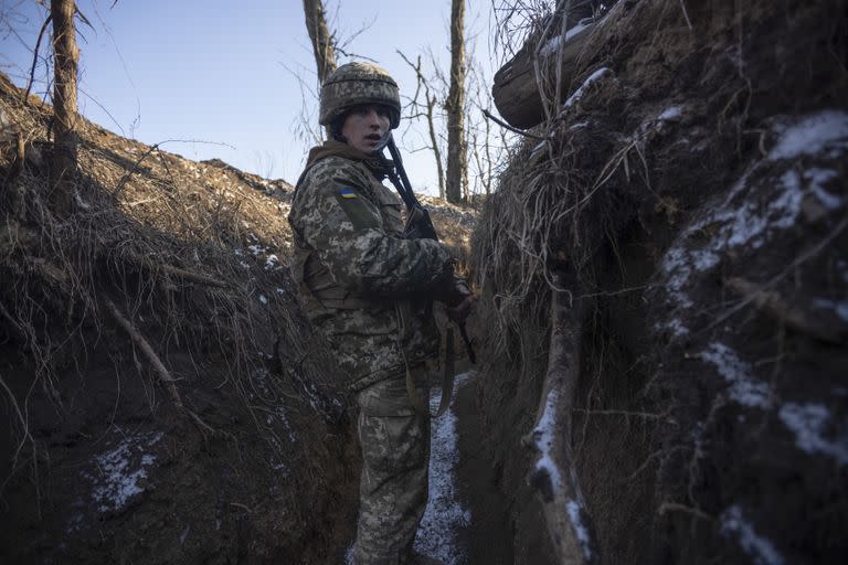 Un soldado ucraniano, en una trinchera en la línea de separación con los rebeldes prorrusos, en Mariupol, en la región de Donetsk, Ucrania, el 20 de enero de 2022. (AP Foto/Andriy Dubchak)