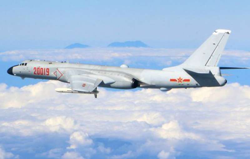 共機半個月內連兩度繞台，中共空軍隨後更發布背景有疑似台灣玉山的轟6K轟炸機飛訓照片。（取自微博@空軍發布）