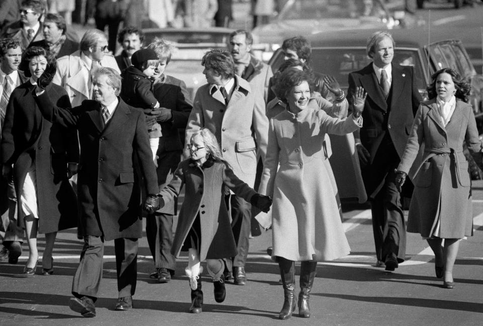 Lyndon B. Johnson juró como presidente en el avión presidencial el 22 de noviembre de 1963, después del asesinato del presidente John F. Kennedy, cuya viuda, Jacqueline Kennedy, está a la derecha. (Cecil Stoughton/The White House via The New York Times)