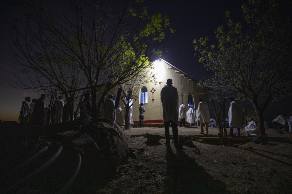 Abraha Kinfe Gebremariam, un refugiado de Tigray de 40 años (centro), reza en una iglesia a primera hora de la mañana, en Hamdayet, en el este de Sudán, cerca de la frontera con Etiopía, el 21 de marzo de 2021. (AP Foto/Nariman El-Mofty)