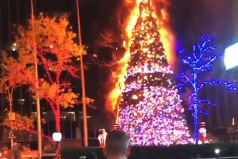 El árbol de Navidad frente a la sede de Fox News en el centro de Manhattan está en llamas. Un hombre sospechoso de iniciar el incendio está detenido