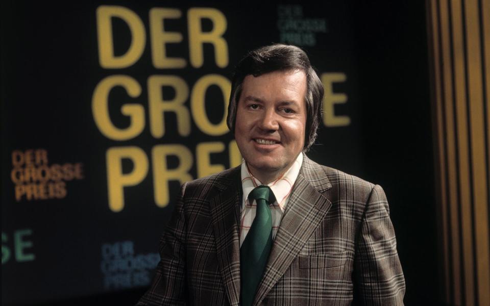 Das deutsche Fernsehen brachte in den vergangenen Jahrzehnten eine ganze Reihe von Künstlern, Moderatoren und TV-Journalisten hervor, die sich die Bezeichnung "Legende" verdient haben. Wie etwa Moderator Wim Thoelke, der am 26. November vor 25 Jahren starb. (Bild: Arthur Grimm/United Archives via Getty Images)