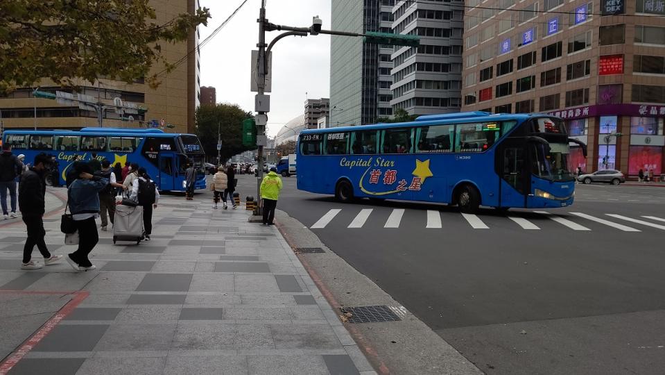 北宜國道客運行經市府轉運站外。   圖：台北客運提供