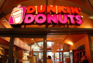 <p>Bereits seit 1950 werden Donuts und Kaffee bei Dunkin’ Donuts angeboten. 1955 entschloss man sich dazu, Lizenzen zu verkaufen und somit ins Franchisegeschäft einzusteigen. In Deutschland sind die Lizenzen an sieben Franchisepartner verteilt, die sich jeweils auf eine bestimmte Region konzentrieren. Allerdings mussten zwei der sieben im August 2017 Insolvenz anmelden – wie es mit den von den beiden geführten Läden weitergeht, ist nicht bekannt. (Foto: ddp) </p>