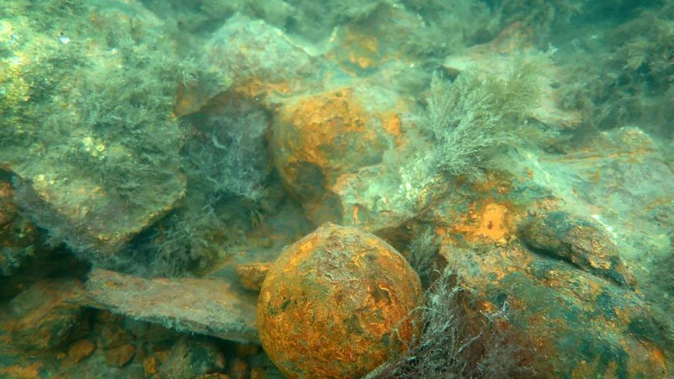 Wie das dänische Wikingerschiffmuseum in Roskilde mitteilte, handelt es sich aller Wahrscheinlichkeit nach um das Schiff «Delmenhorst», das im Oktober 1644 bei einer großen Seeschlacht im Fehmarnbelt an der Stelle versenkt worden war.