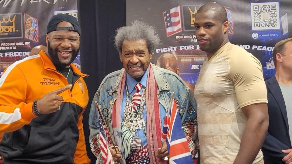 DON KING preside la conferencia de prensa para el choque de titulo mundial en peso completo entre Trevor Bryan y Daniel Dubois (der.).