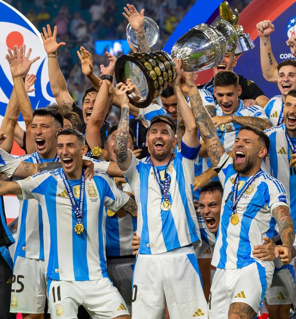 El delantero argentino Lionel Messi sostiene el trofeo con sus compañeros de equipo después de derrotar a Colombia en la final de la Copa América, en el partido celebrado el 14 de julio de 2024 en Miami Gardens, Florida.