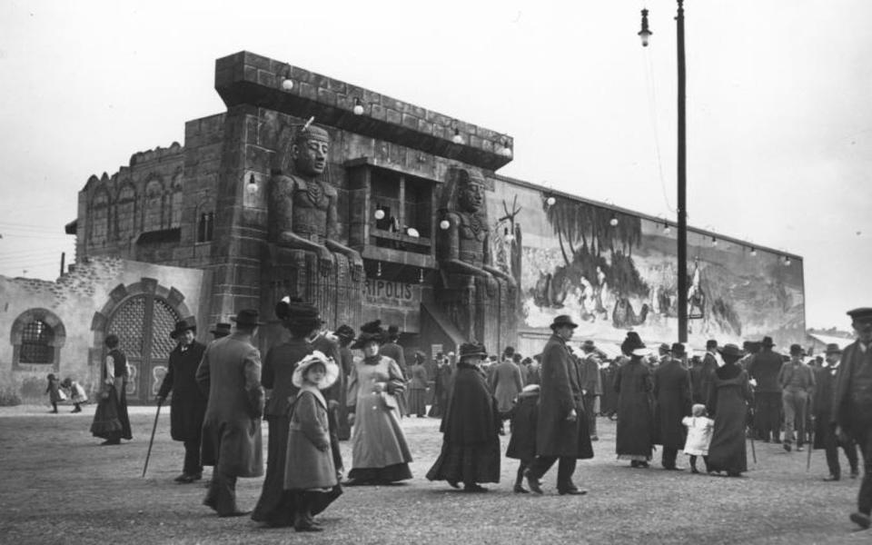 Besonders umtriebig vermarktete Carl Gabriel die "Menschenzoos" - unter anderem mit der Schaubude zur Völkerschau "Tripolis". Der Drehbuchautor von "Oktoberfest 1900", Ronny Schalk, befand im ARD-Interview: "Auffällig ist, dass diese Dinge gerade zu Beginn der Moderne so gefragt waren - ein Ausdruck von kolonialistischer Überlegenheit, aber auch Entfremdung." (Bild: BR/cc creative commons)