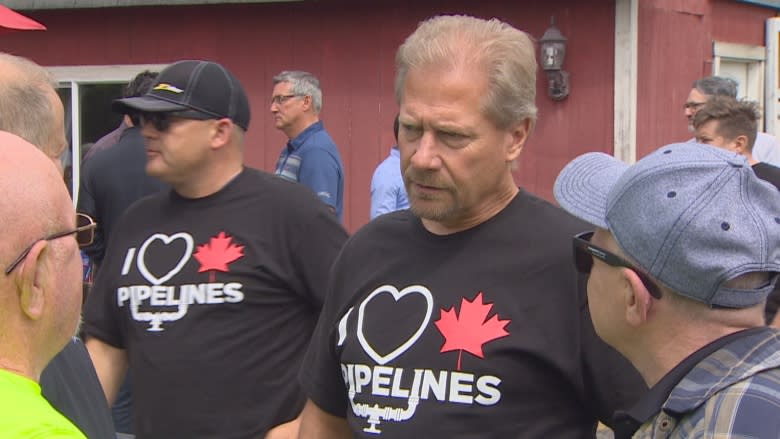 Pro-pipeline supporters rally for Kinder Morgan project in Langley, B.C.