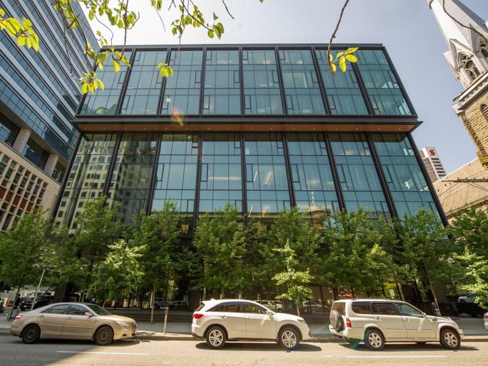  The Canada Pension Plan Investment Board and Oxford Properties are reportedly planning to unload the neighbouring towers on Dunsmuir and West Georgia Street.