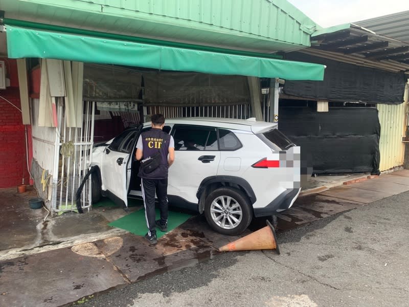 女持刀傷人奪車逃逸又衝撞民宅  警逮人送辦 屏東內埔1名女子日前持刀砍傷另名陌生男子並奪取 其未熄火車輛逃逸，隨後又衝撞一處民宅、進入住家 庭院，警方獲報到場搜尋，最終在附近墳墓查緝涉案 女子到案，訊後依法移送檢方偵辦。 （屏東縣政府警察局內埔分局提供） 中央社記者黃郁菁傳真 113年5月16日 