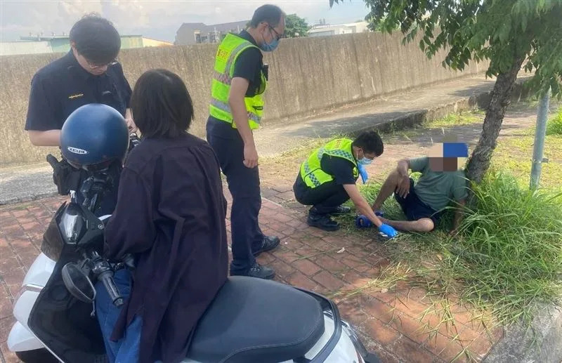 張寧恩看見老翁倒地心想「不能見死不救」，寧可面試遲到，也要等老翁坐上救護車才離開。(圖／翻攝畫面)