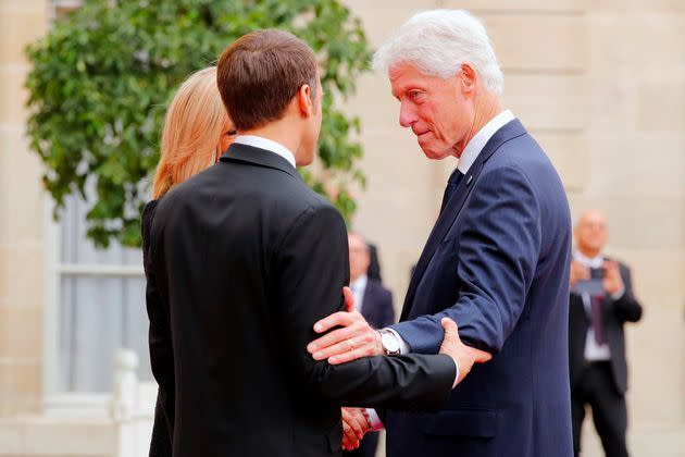 <p>Brigitte et Emmanuel Macron accueillent Bill Clinton à l'Elysée, le 30 septembre 2019.</p>