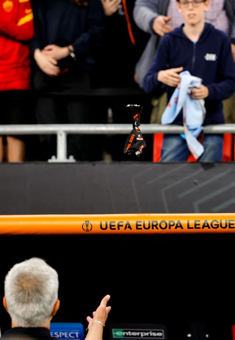 La medalla de plata de José Mourinho terminó volando hacia una tribuna antes de que el DT se retirara del campo de juego del Puskas Arena, de Budapest.