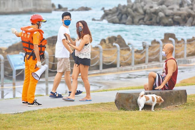 中度颱風璨樹暴風圈逐漸進入台灣東南部及南部陸地，對台灣全島構成威脅，中央氣象局11日下午已針對19縣市發布陸上颱風警報，海巡人員在基隆潮境公園柔性勸離民眾。（張鎧乙攝）