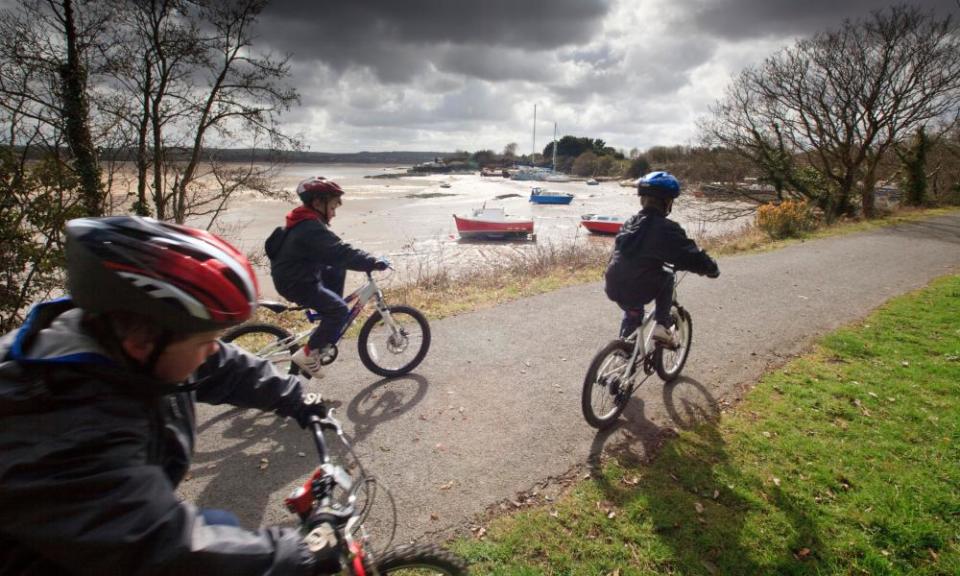 Young cyclists on the Tarka Trail National Cycle Route 27 at Braunton, North Devon, UKYoung cyclists on the Tarka Trail National Cycle Route 27 at Braunton, North Devon, UK Image Ref BRHYX8 (RM) Contributor Nick Turner Credit line Nick Turner / Alamy Stock Photo Location Braunton, North Devon, UK Date taken 31 May 2010