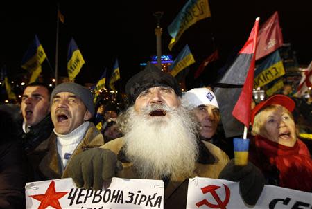 Protesters react during an opposition meeting at Independence square in Kiev, December 5, 2013. REUTERS/Vasily Fedosenko