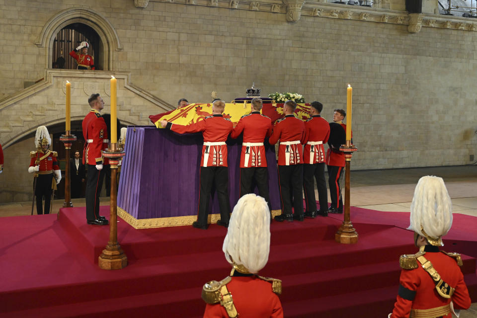 El féretro de la reina Isabel II es colocado dentro del Salón Westminster para recibir sus honores de Estado de cuerpo presente en Londres el miércoles 14 de septiembre de 2022. (David Ramos/Pool Photo vía AP)