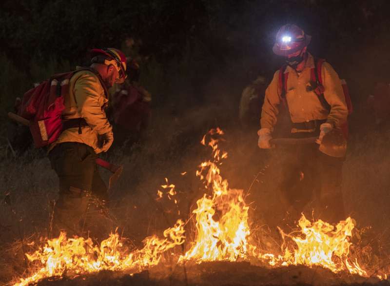 加州連日大火，消防資源短缺。（美聯社）