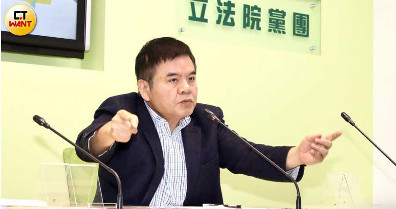 立委莊瑞雄直言，「馬王政爭」驚爆特偵組非法監聽，如今民眾使用手機頻率更甚市話，因此新打詐四法雖讓科技偵察合法化，但監控當事人與無關第三者應有不同程度的處理標準，避免人權遭侵害的疑慮。（圖／方萬民攝）