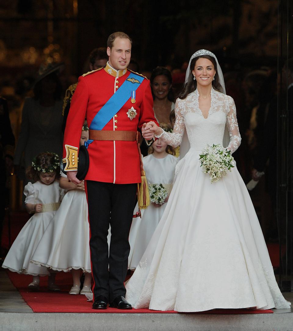 Prince William and his wife Kate, Duchess of Cambridge, emerge from Westminster Abbey, newly married. (Photo: CARL DE SOUZA via Getty Images)