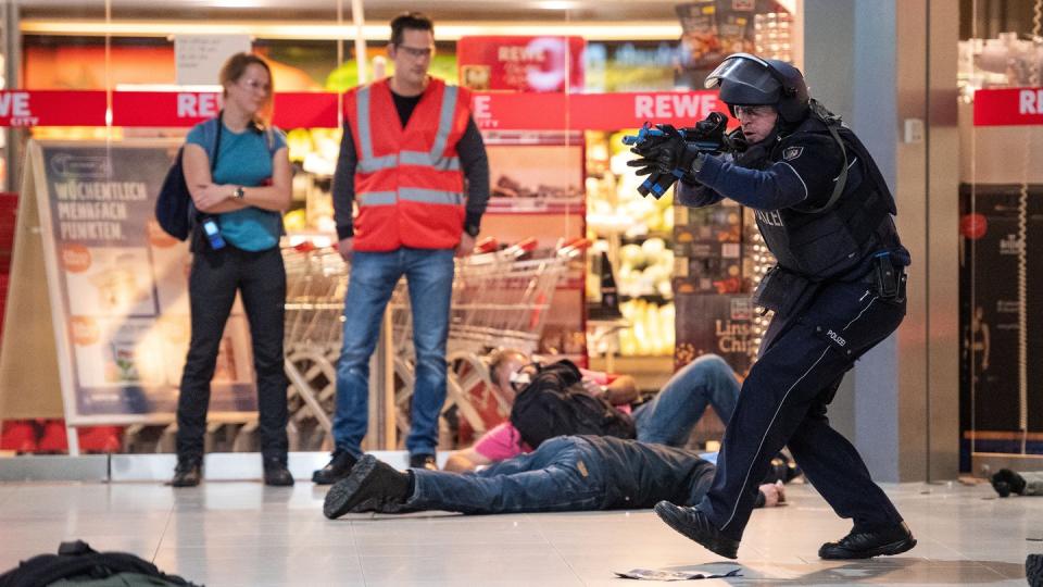 Bei der bisher größten Anti-Terror-Übung auf einem deutschen Flughafen haben Polizisten den Ernstfall geprobt. Foto: Marius Becker