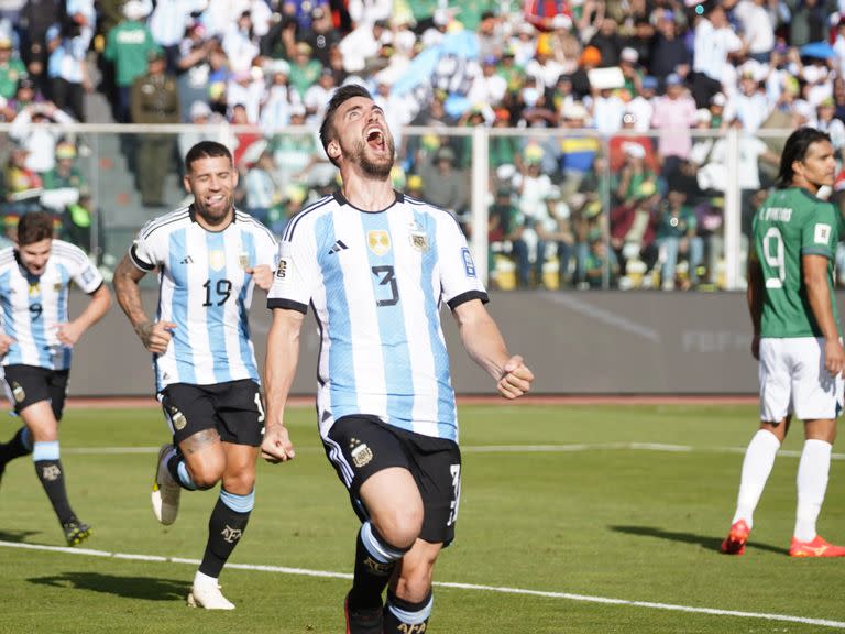 Nicolás Tagliafico celebra el segundo tanto argentino frente a Bolivia; el lateral convirtió con el hombro su primer tanto en el seleccionado mayor