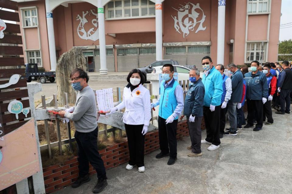 大埤鄉人本計畫開工，給鄉民及學童安全通行步道。（記者陳正芬攝）