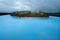 <b>Blaue Lagune, Island</b><br><br>Auch wenn es der Name „Blaue Lagune“ vermuten lässt: Dieses traumhafte Plätzchen Erde liegt nicht etwa in der Südsee. Wer in den türkisfarbenen Natur-Pool hüpfen will, muss nach Island fliegen. Das Thermalfreibad in der Nähe der Hauptstadt Reykjavík lockt das ganze Jahr über mit etwa 40 Grad warmen Wasser. (Bild: thinkstock)