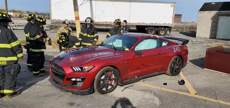 這輛Mustang Shelby GT500還選配了Carbon Fiber Track Package碳纖維套件。（圖／翻攝自Dearborn Fire Department FB）