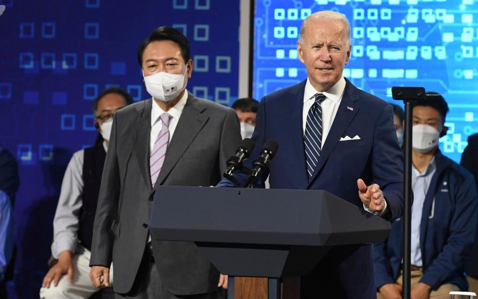 Joe Biden with South Korean President Yoon Suk-youl at the Samsung Electronic Pyeongtaek Campus - Kim Min-hee/Pool Photo via AP