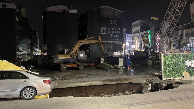 台南市五妃街與西門路一段路口，一處新建工地施工不慎路面塌陷，1台小貨車掉落於坑洞內。   圖：台南市政府提供