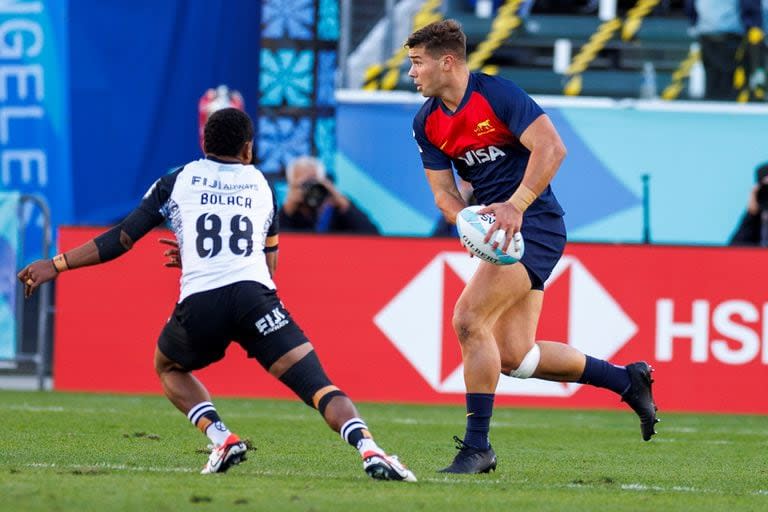 Agustín Fraga busca un pase en la salida argentina ante Fiji