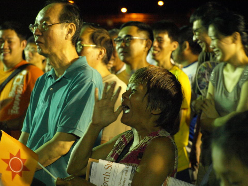 An old lady responds enthusiastically to every other statement made by the candidates who spoke in Mandarin, waving her NSP flag energetically when the audience applauded them. (Yahoo! photo / Christine Choo)