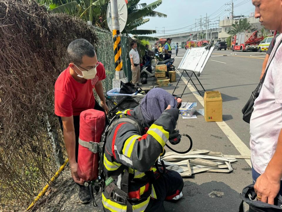 雲林一碾米廠發生火警，警消出動近百人，終在8小時後撲滅。翻攝雲林縣議員李明哲臉書