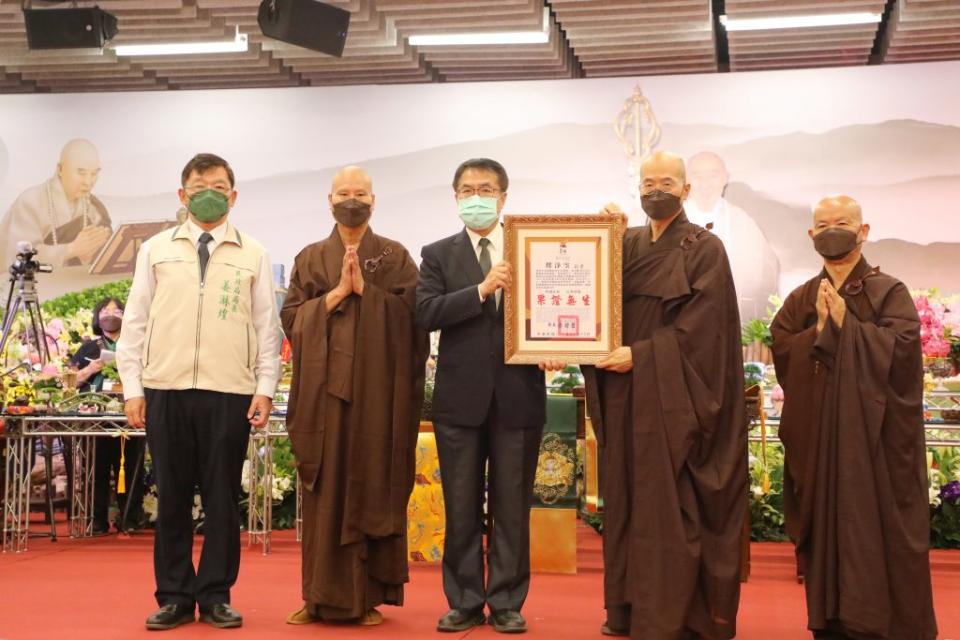 淨空法師日前圓寂，三日在安平區極樂寺，舉行圓寂荼毗大典，市長黃偉哲到場拈香致意，並表彰淨空法師為卓越市民。（市府提供）