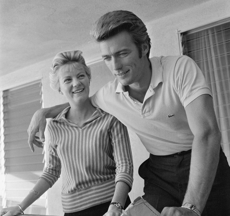 El actor estadounidense Clint Eastwood en casa con su esposa, Maggie Johnson, el 1 de octubre de 1959. (Foto de CBS Photo Archive/Getty Images)